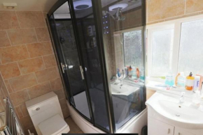 Lodge Park - 2 minutes walk to Stoke Hospital